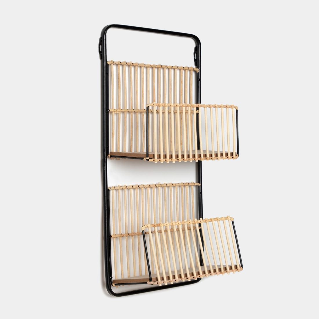 El estante de pared rectangular Jarn combina ratán y bambú con metal color negro. Es estilo natural pero a la vez puede emplazarse también en un estilo industrial. Es la pieza perfecta para colgar en cualquier pared. Su versatilidad y reducido tamaño la hacen perfecta para cualquier estancia