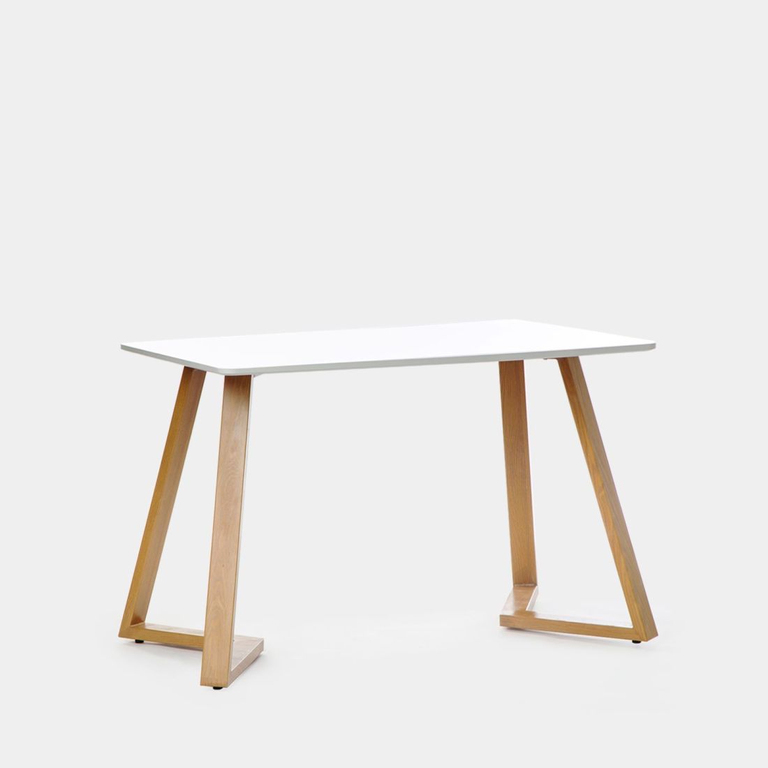 La mesa de comedor ovalada Ilean es de estilo nórdico y minimalista. Se convierte en la elección segura si eres un apasionado del diseño escandinavo y tienes un espacio reducido. Con sobre blanco y patas en acabado natural