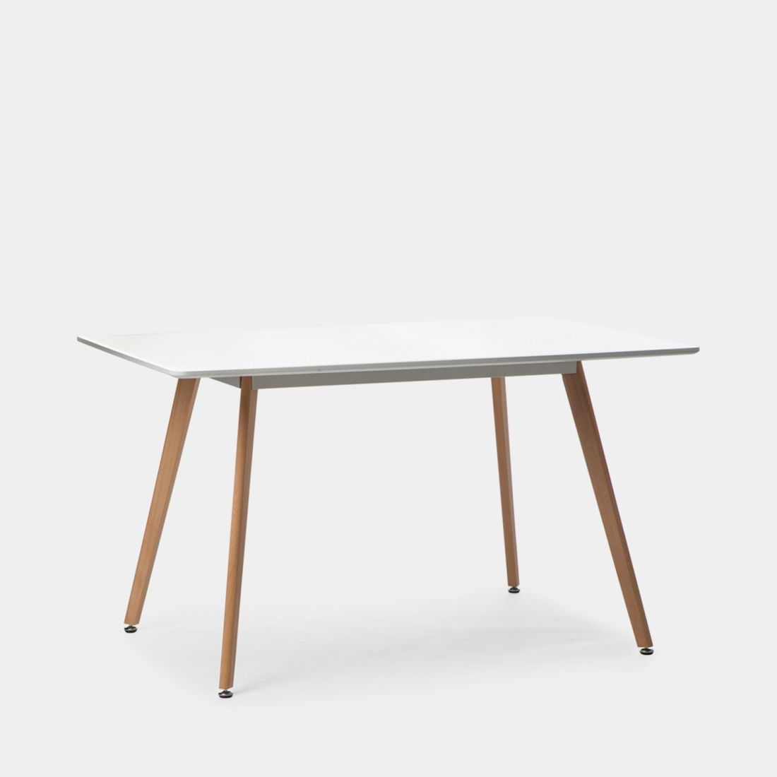 La mesa de comedor rectangular Laok es de estilo nórdico y minimalista. Se convierte en la elección segura si eres un apasionado del diseño escandinavo. De líneas rectas
