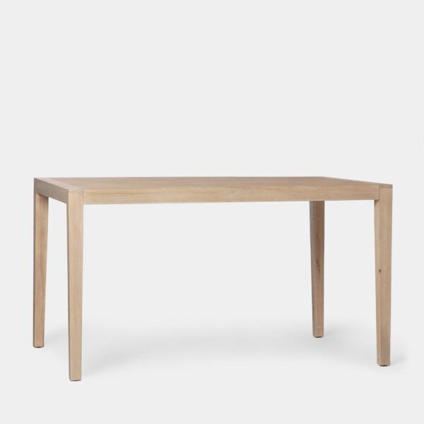 La mesa de comedor rectangular Mara en chapa natural y madera maciza tiene un diseño sencillo y atemporal idóneo para completar cualquier salón