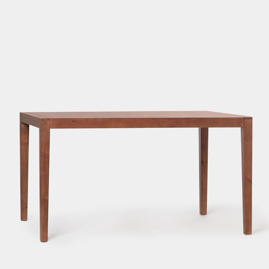 La mesa de comedor rectangular Mara en chapa natural y madera maciza color castaño tiene un diseño sencillo y atemporal idóneo para completar cualquier salón