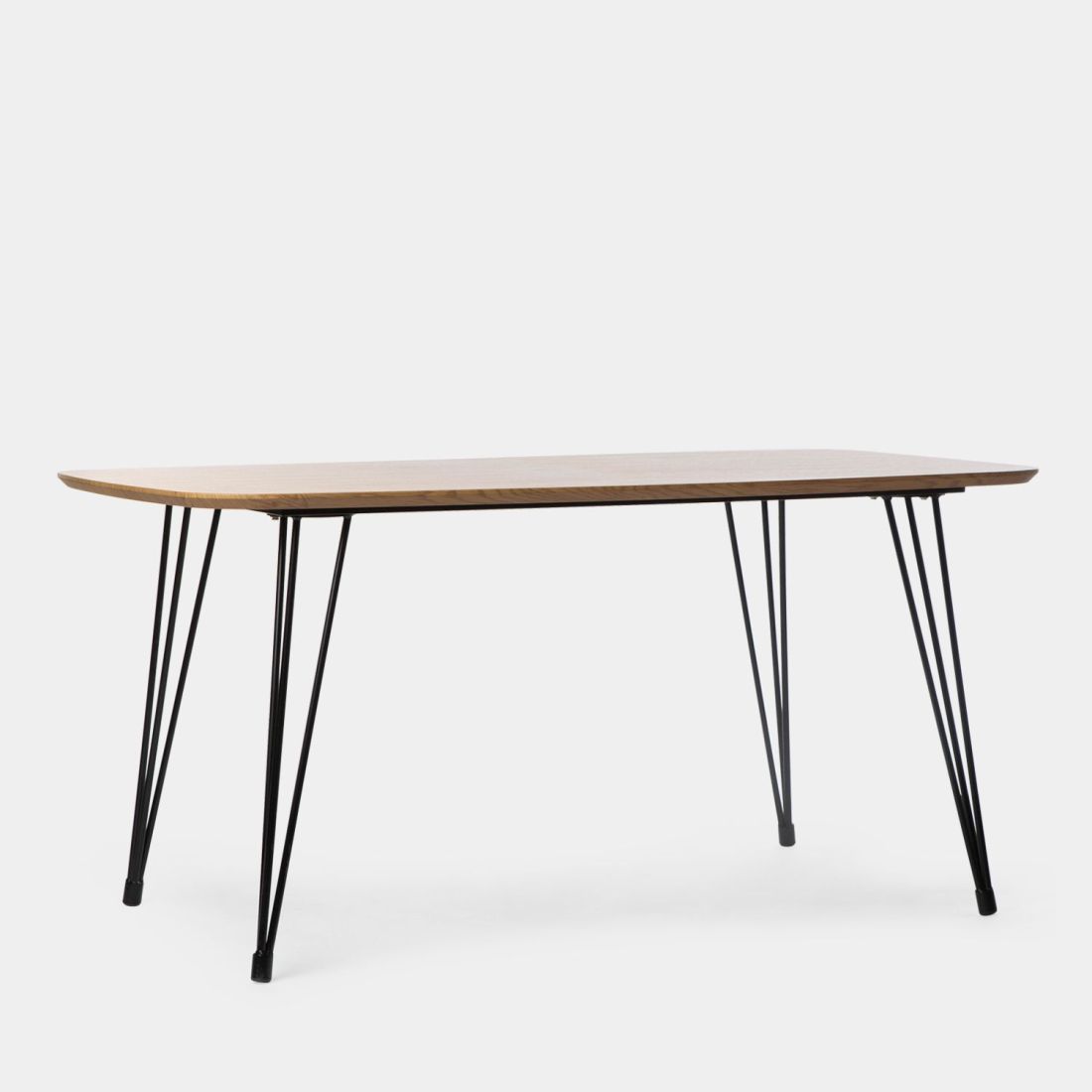 La mesa de comedor rectangular Nils de estilo contemporáneo es una de nuestras favoritas. Su diseño exclusivo y diferenciador con tablero en acabado natural