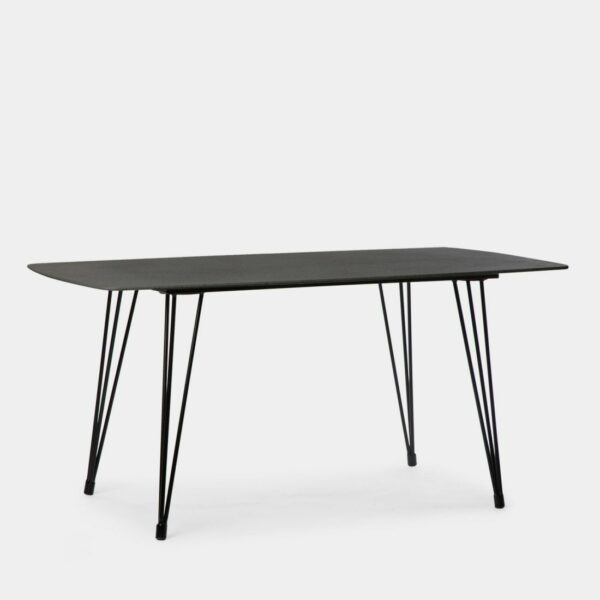 La mesa de comedor rectangular Nils de estilo contemporáneo es una de nuestras favoritas. Su diseño exclusivo y diferenciador con tablero en acabado terrazo premium negro