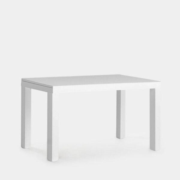 La mesa de comedor rectangular extensible Juliet es de estilo contemporáneo. Su diseño de líneas rectas blanco