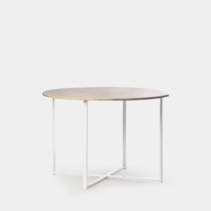 La mesa de comedor circular Amber presenta un diseño moderno y minimalista. Su sobre en acabado natural efecto roble blanqueado y con patas de acero pintado en color blanco la convierten en la selección perfecta para tu salón