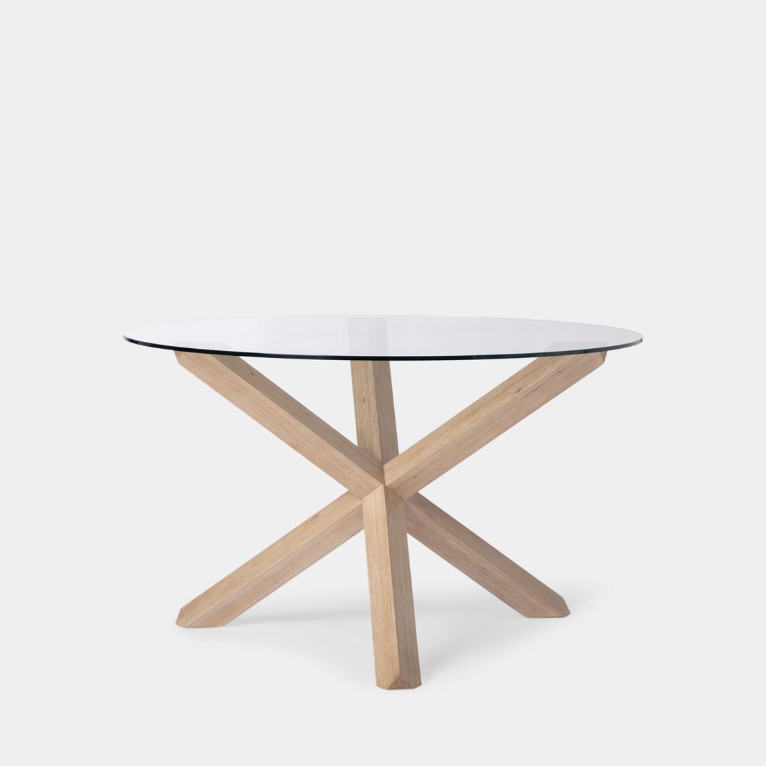 La mesa de comedor redonda Isak es la mesa ideal con la que completar la decoración de tu salón