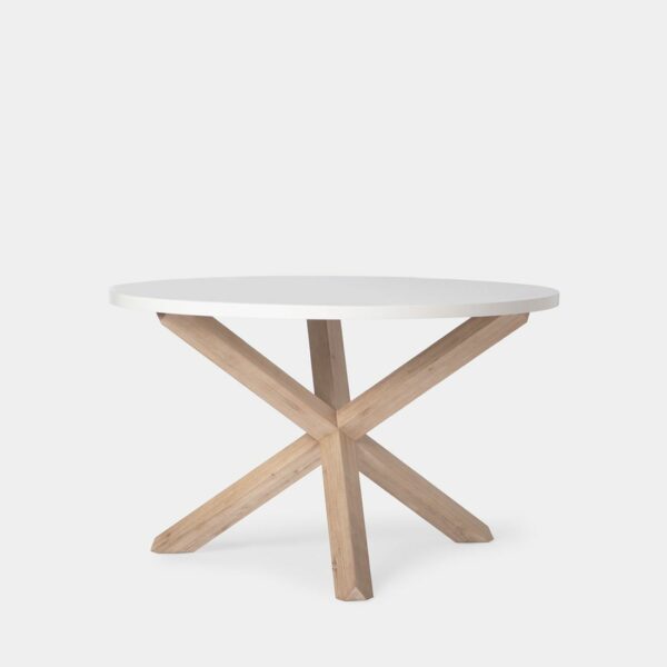 La mesa de comedor redonda Isak es la mesa ideal con la que completar tu salón