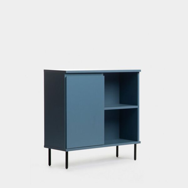 La consola Esben es sinónimo de personalidad. Es una pieza de diseño propio creada por el equipo de Klast Home. Su color azul y sus patas en metal color negro le aportan un estilo industrial sofisticado que respira tendencia. Este mueble recibidor dispone una puerta con una balda interior dónde guardar aquello que desees ocultar y una balda vista para poder almacenar libros o decorarla a tu gusto. Para mayor estabilidad del mueble