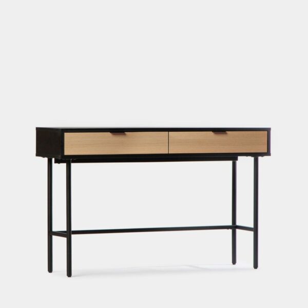 El mueble rebidor Copenhague es el ejemplo perfecto del estilo industrial. Una consola minimalista que sigue las últimas tendencias cuyo metal negro en acabado mate y su combinación en negro y natural lo convierten en el gran protagonista de la entrada de tu hogar dónde dar la bienvenida a tus invitados. Dispone de dos cajones por lo que te resultará de gran capacidad. Además puede ser una pieza ideal también como tocador o escritorio de pequeño formato.