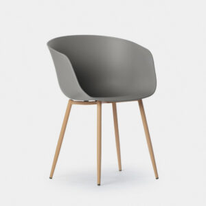 La silla de comedor Clem se trata de un original diseño con respaldo semicerrado en forma de pequeño reposabrazos fabricado en polipropileno. Disponible en 2 tonalidades y con pata metálica en color natural efecto madera