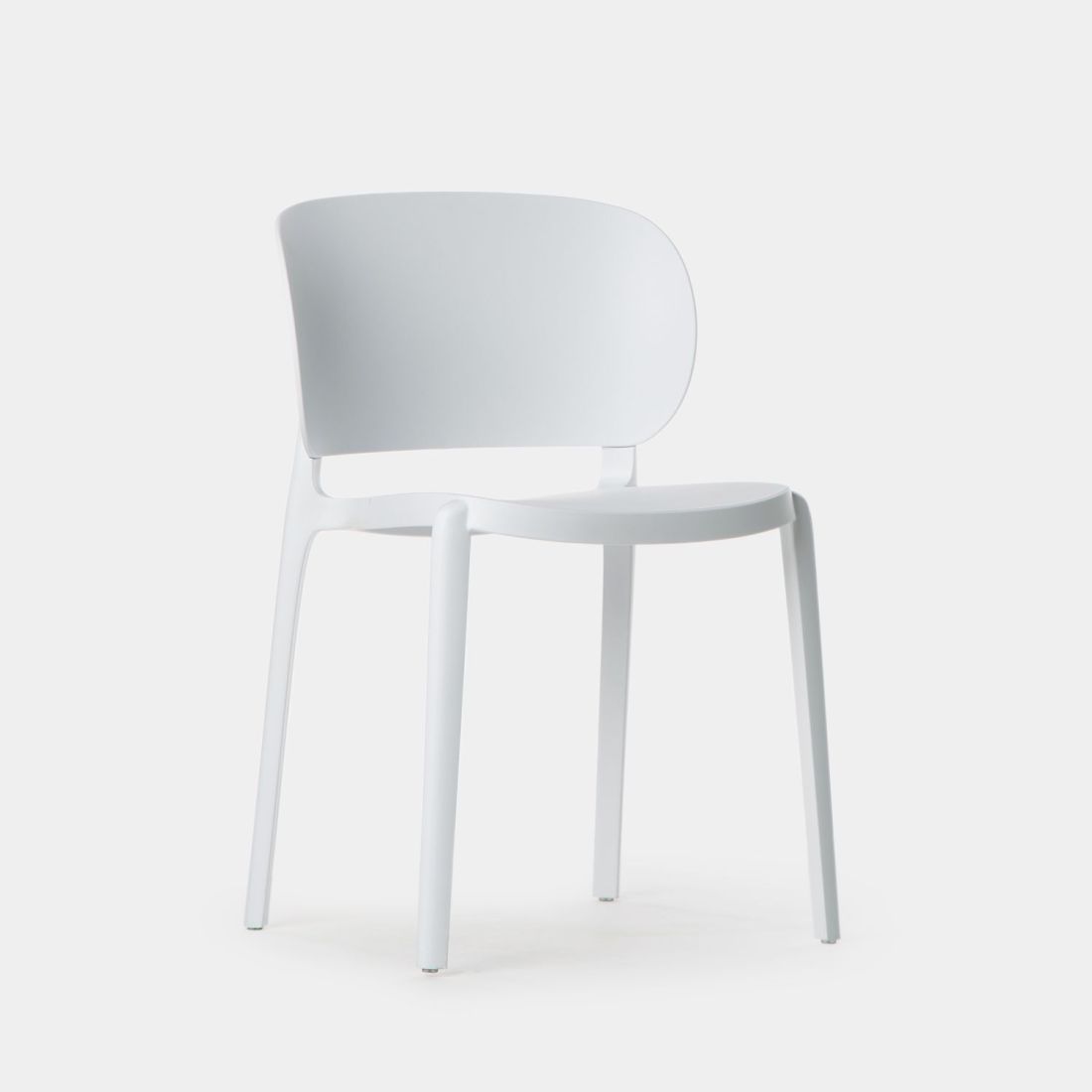 La silla de comedor Jana es un diseño elegante con líneas estilizadas de aire vintage fabricada en polipropileno