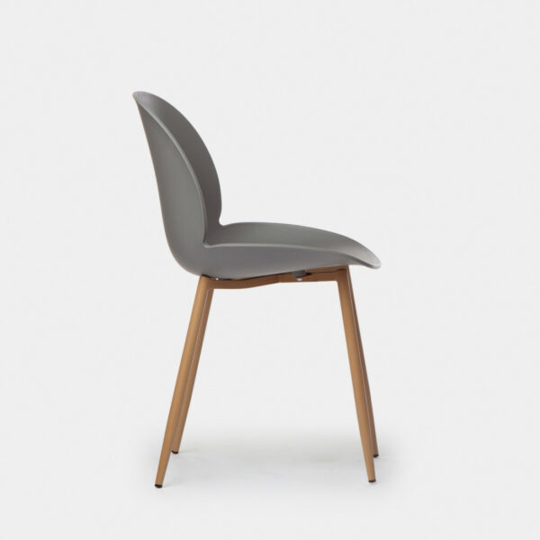 o incluso como silla de exterior. Está disponible en una gama de colores que enamorará a los amantes del diseño nórdico. Para mayor durabilidad de la silla