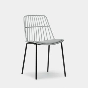 La silla de comedor Erica con patas metálicas en color negro es una preciosa pieza de estilo moderno con respaldo de rejilla fabricado en poliéster