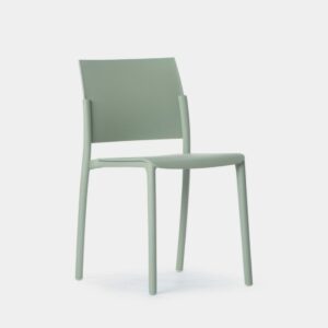 La silla de comedor Jeven se trata de la mejor opción para los amantes de los diseños más modernos y minimalistas. Su acabado en polipropileno la convierte también en una alternativa perfecta para tu jardín o balcón