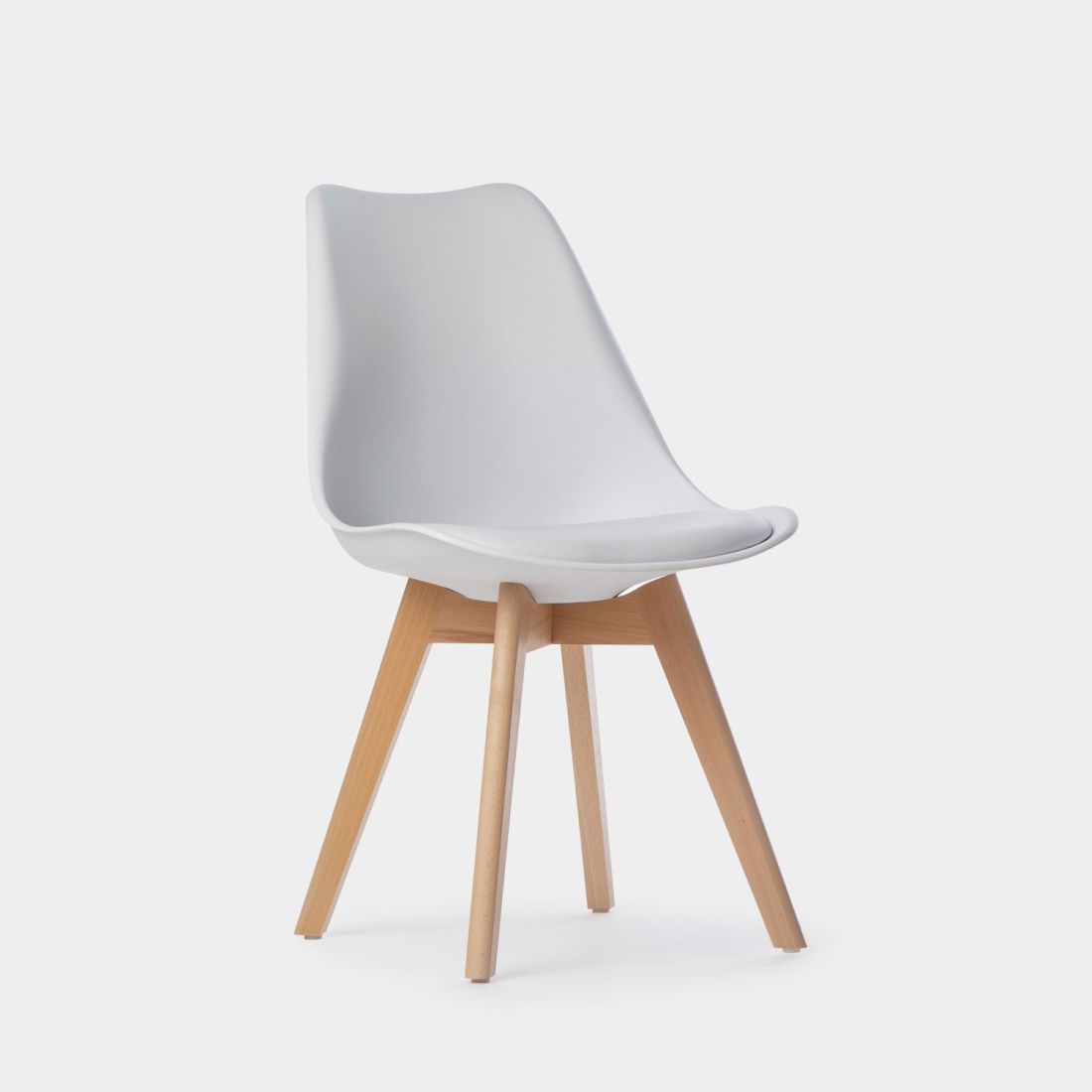La silla de comedor en polipropileno Kler es una de esas sillas que combina a la perfección un diseño elegante y refinado con funcionalidad