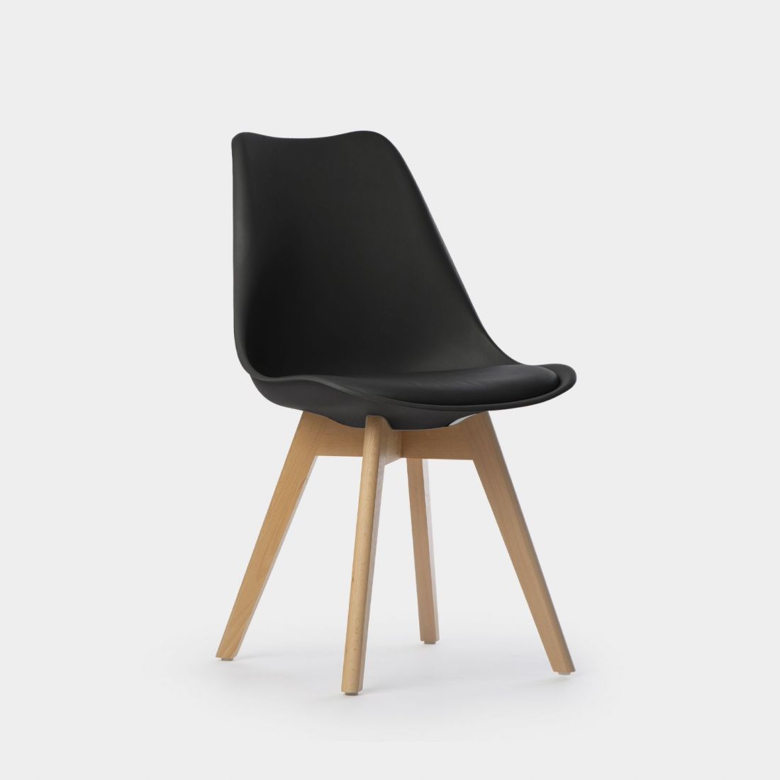 La silla de comedor en polipropileno Kler es una de esas sillas que combina a la perfección un diseño elegante y refinado con funcionalidad