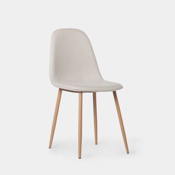 La silla de comedor tapizada Ellis con pata metálica efecto madera se convertirá en la protagonista de tu comedor gracias a su exclusivo y elegante diseño. Disfruta de esta polivalente silla de diseño ergonómico en donde más la necesites