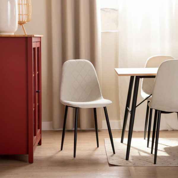 ya sea como silla de comedor o también como silla de escritorio. Sus diferentes tapizados te dan la posibilidad de combinarla con diferentes estilos.