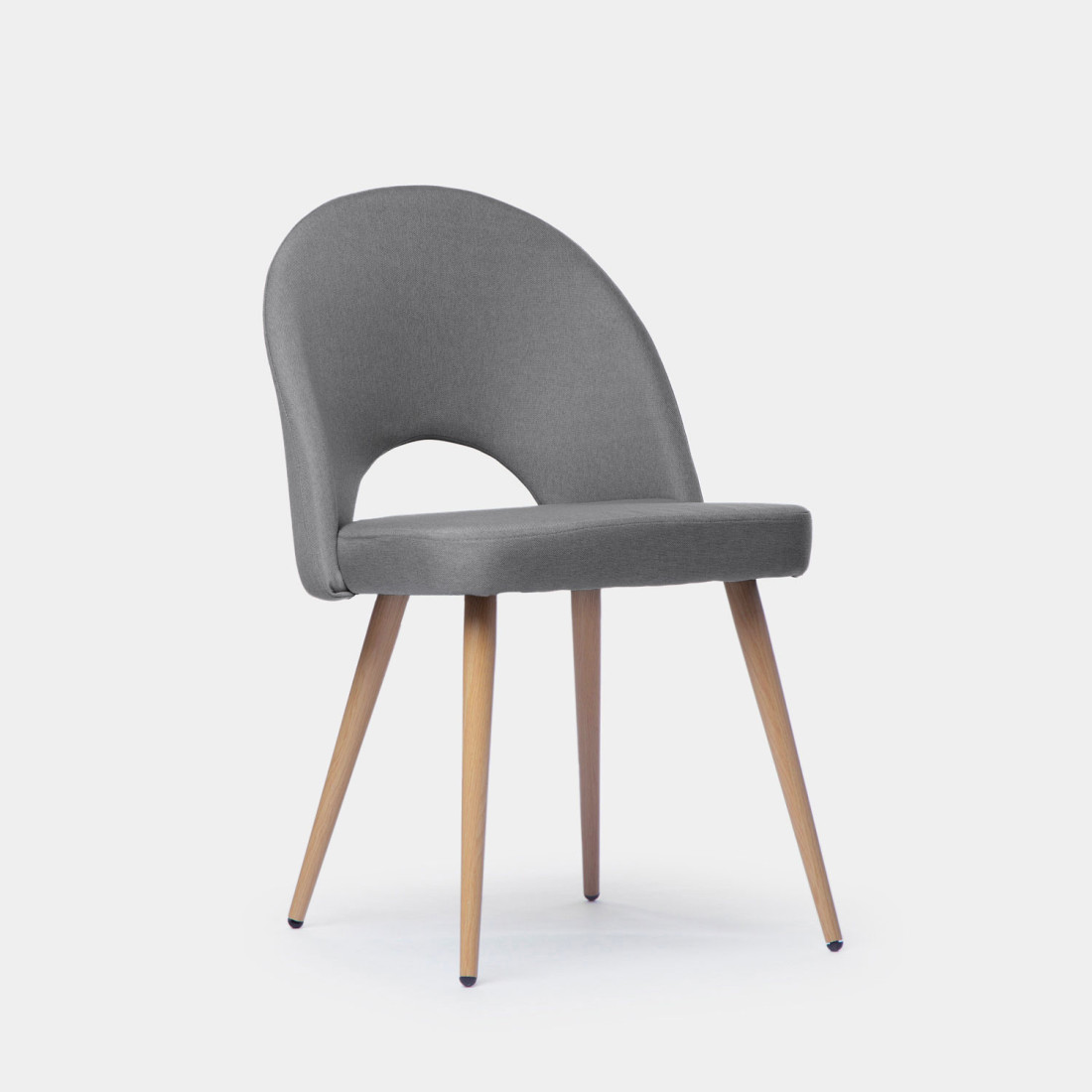 La silla de comedor tapizada Blair es una preciosa silla con respaldo ergonómico y apertura central fabricado en poliéster