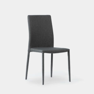 La silla de comedor Quinn en gris oscuro con pata metálica tapizada en el mismo color aportará un aire vanguardista a tu decoración. Su diseño moderno y elegante hace de esta silla un elemento esencial para llenar de vida cualquier salón o comedor. Elige entre una de las 2 combinaciones de colores que tienes disponibles en nuestra web.