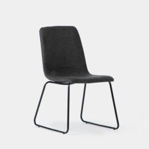 La silla de comedor Ander en gris oscuro con tapizado en poliéster y pata metálica negra es una opción ideal de aquellos que apuestan por un estilo más desenfadado. Con unas líneas que recuerdan a los clásicos del diseño industrial del siglo XX