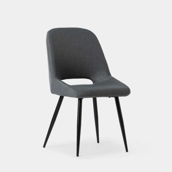 La silla de comedor Emily en tapizado gris oscuro con asiento de respaldo alto y forma ergonómica es uno de nuestros diseños con más personalidad. Cualquiera de las 3 tonalidades de sus acabados