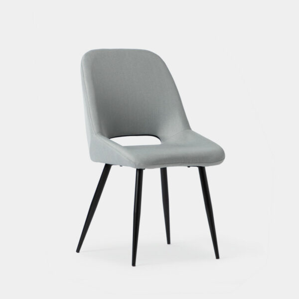 La silla de comedor Emily en tapizado gris con asiento de respaldo alto y forma ergonómica es uno de nuestros diseños con más personalidad. Cualquiera de las 3 tonalidades de sus acabados