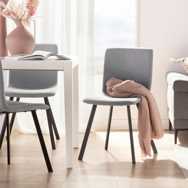 con un respaldo y asiento en una única pieza totalmente ergonómica. Una silla de comedor de estilo contemporáneo que se ha convertido en todo un icono de modernidad y actualidad gracias a sus innovadoras líneas.