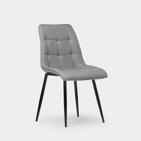 La silla de comedor tapizada Marvin será la reina de los comedores de estilo más atrevidos. Su estructura está fabricada en una poliéster con detalles cuadrados