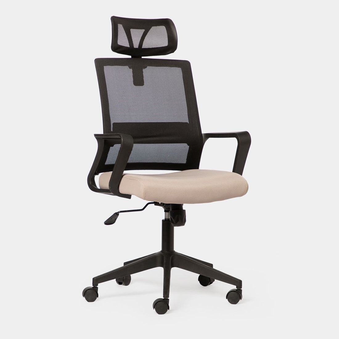 Con la silla de escritorio Leima en negro y beige conseguirás crear un espacio de trabajo cómodo y saludable. Se trata de una silla ergonómica que te permitirá trabajar cómodamente durante muchas horas. Cuenta con refuerzo lumbar