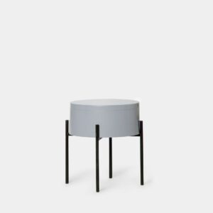 Dale un toque industrial y moderno a tu hogar con la mesa auxiliar redonda Tampa. Se trata de una mesita versátil que puedes utilizar tanto como mesita de noche en el dormitorio como mesita auxiliar junto al sofá