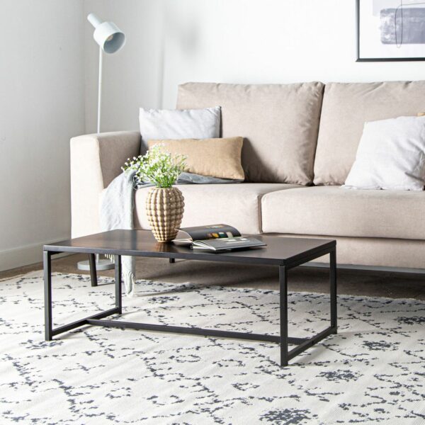 es el ejemplo perfecto del estilo industrial. Una mesa minimalista que sigue las últimas tendencias cuyo metal negro en acabado mate