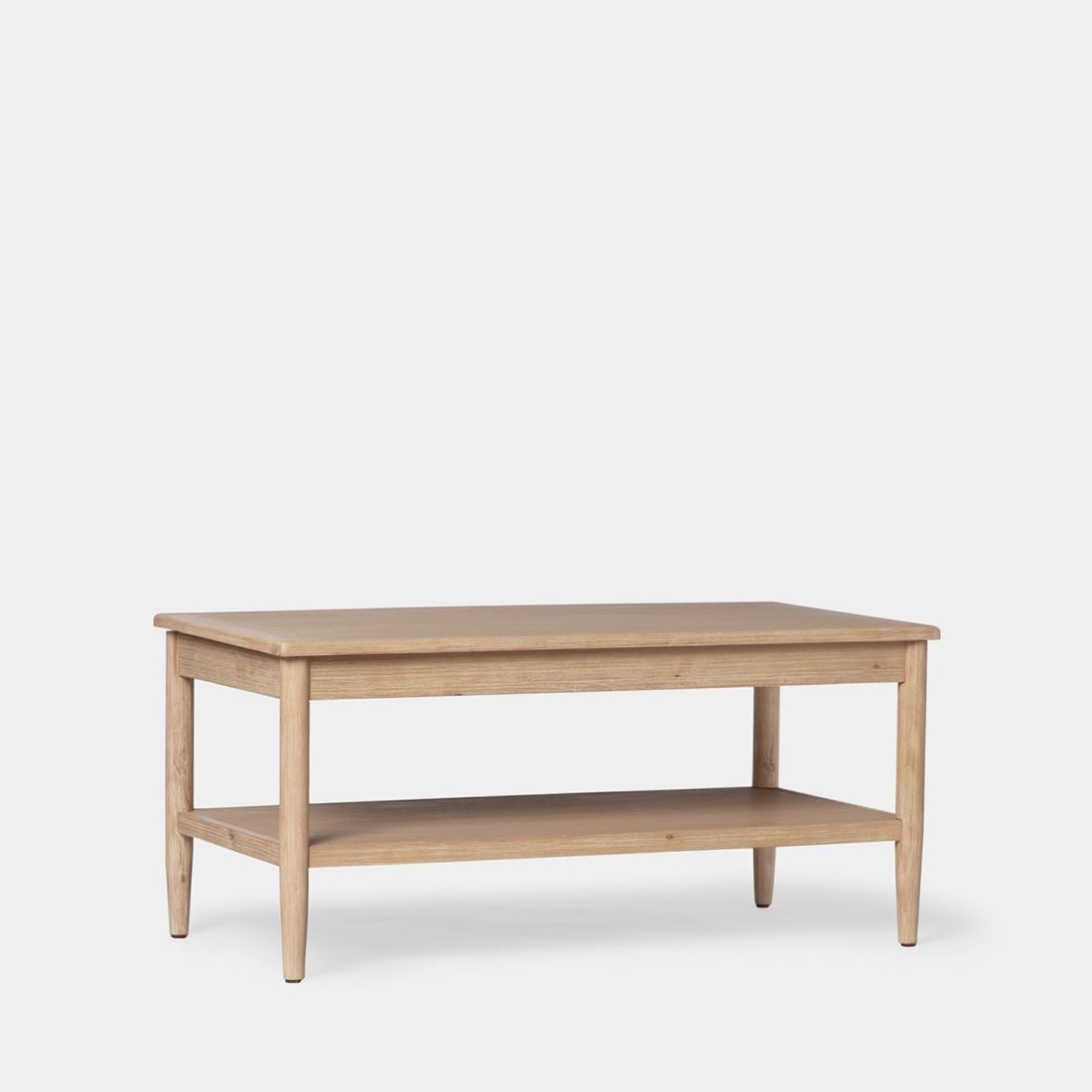 La mesa de centro elevable Ava en chapa natural y madera maciza es la combinación perfecta entre funcionalidad y diseño. Su sobre elevable te permitirá  trabajar con tu ordenador o comer cómodamente desde tu sofá. Además