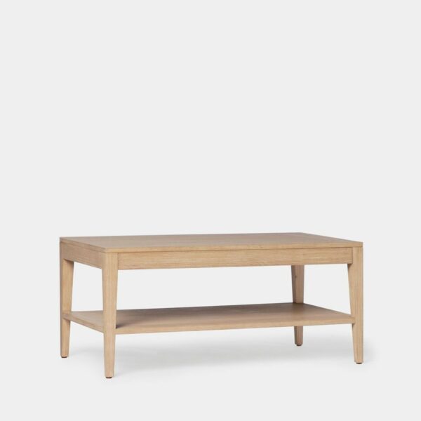 La mesa de centro elevable Mara en madera natural es una pieza esencial para completar cualquier salón/comedor. Es una mesa práctica y funcional que cuenta con un estante y un amplio cajón. Además