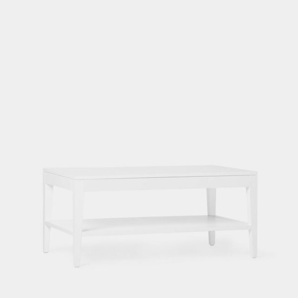 La mesa de centro elevable Mara en madera color blanco es una pieza esencial para completar cualquier salón/comedor. Es una mesa práctica y funcional que cuenta con un estante y un amplio cajón. Además