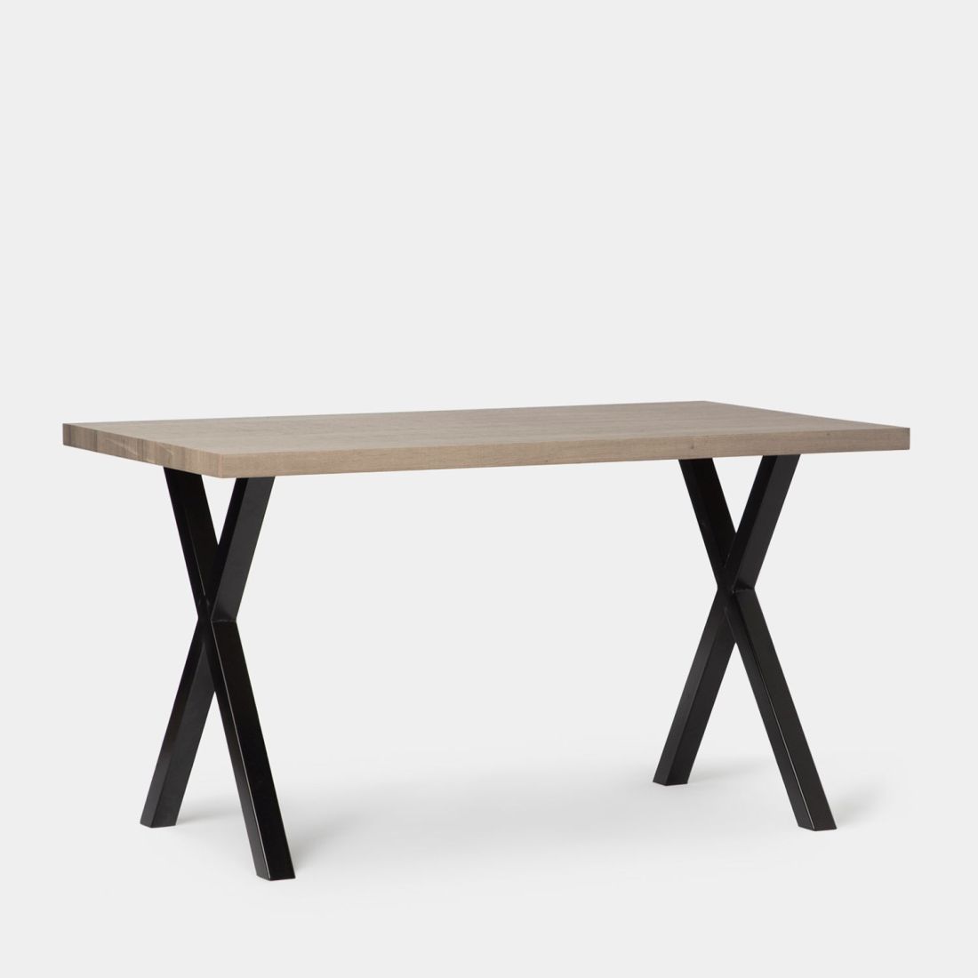 La mesa de comedor rectangular Parks de estilo industrial no te la puedes perder. Incorpora un tablero en acabado natural con patas en forma de cruz de metal pintado negro que le dan un aire actual y de tendencia. Es muy gruesa y resistente. Es apta para 6 comensales e ideal para compartir tus mejores momentos con familia o amigos. Su estilo atemporal la hace perfecta para tu salón comedor