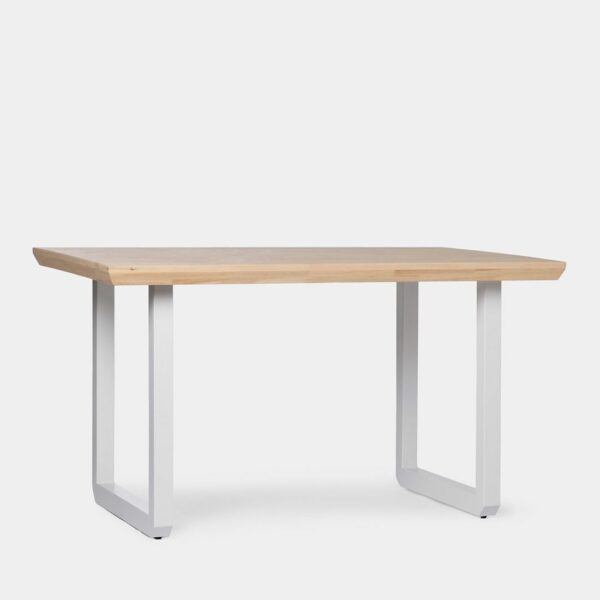 La mesa de comedor Conor en madera de roble con pata metálica blanca de líneas rectas es ideal para completar la decoración de tu comedor o cocina. Es apta para 6 comensales e ideal para compartir tus mejores momentos con familia o amigos. Su estilo atemporal hace que sea capaz de encajar en cualquier estilo decorativo. Tambié está disponible con las patas en negro
