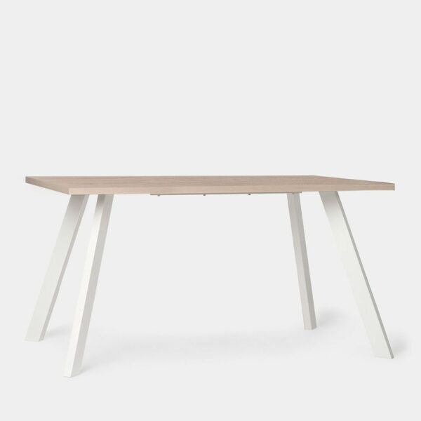 La mesa de comedor rectangular Laina en acabado natural y patas metálicas blancas encaja que en cualquier estilo decorativo. Es apta para 6 comensales