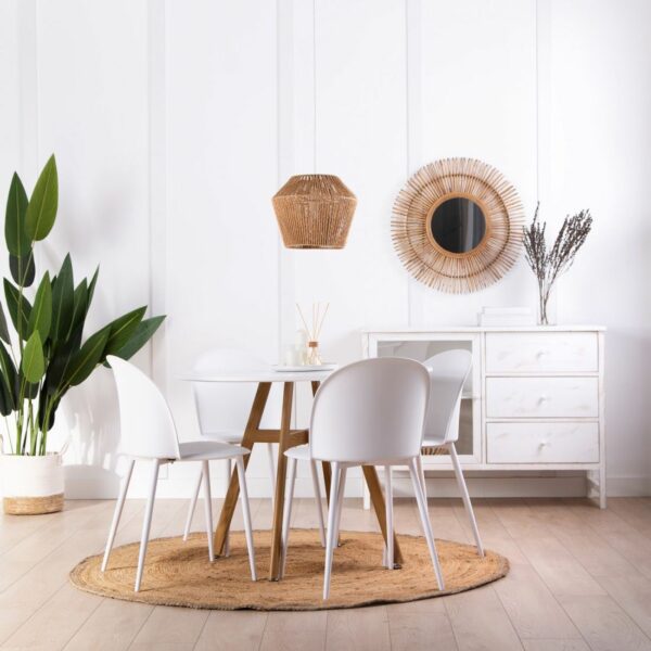 esta mesa se convierte en la protagonista de tu salón comedor. Es muy acogedora y se convierte en la mesa ideal para espacios reducidos. Es apta para 4 comensales por lo que podrás vivirla y compartila con familiares y amigos en estancias como la cocina y el comedor.