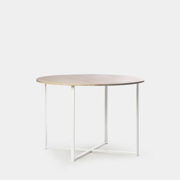 La mesa de comedor circular Amber presenta un diseño moderno y minimalista. Su sobre en acabado natural efecto roble blanqueado y con patas de acero pintado en color blanco la convierten en la selección perfecta para tu salón