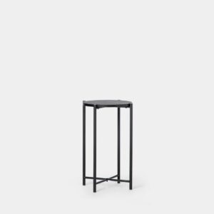 Si te gusta el estilo moderno y actual la mesita auxiliar efecto mármol Date es perfecta para ti. Su sobre de efecto mármol y su estructura metálica negra la convierte en una mesa sofisticada y elegante capaz de encajar en cualquier espacio. Puedes utilizarla junto a tu sofá o butaca e incluso como mesa peana de algún jarrón o elemento decorativo.