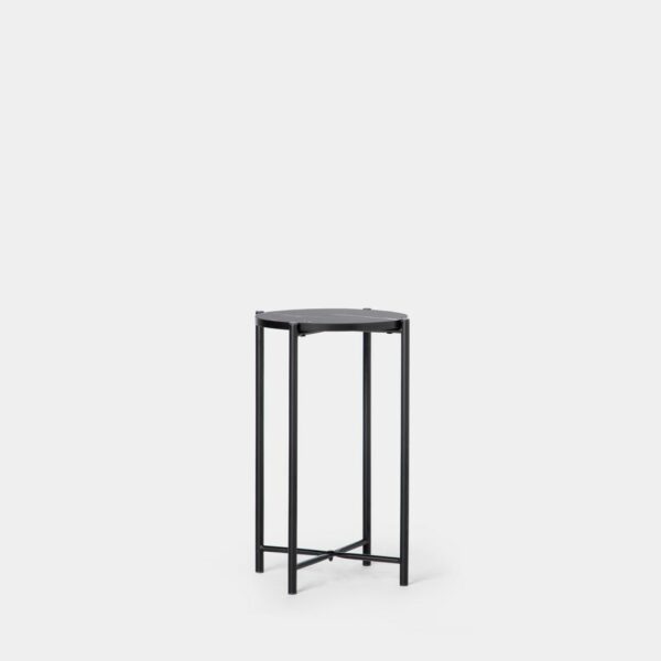 Si te gusta el estilo moderno y actual la mesita auxiliar efecto mármol Date es perfecta para ti. Su sobre de efecto mármol y su estructura metálica negra la convierte en una mesa sofisticada y elegante capaz de encajar en cualquier espacio. Puedes utilizarla junto a tu sofá o butaca e incluso como mesa peana de algún jarrón o elemento decorativo.