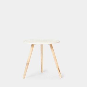 La mesa auxiliar en madera de pino Gola viste cualquier rincón de la casa aportándole personalidad y calidez. Es el complemento ideal para colocar junto a tu salón o butaca
