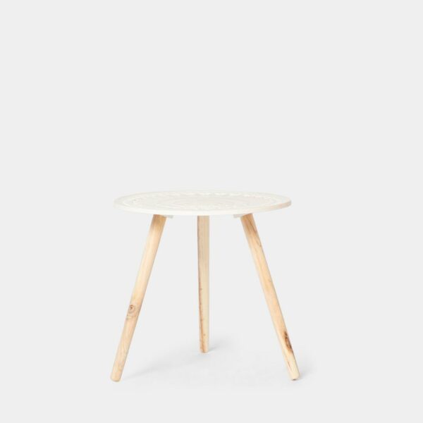 La mesa auxiliar en madera de pino Gola viste cualquier rincón de la casa aportándole personalidad y calidez. Es el complemento ideal para colocar junto a tu salón o butaca