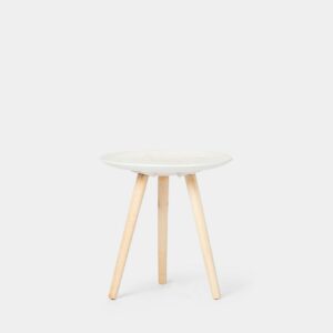 La mesa auxiliar en madera de pino Pomo aportará personalidad y calidez a cualquier estancia. Se trata de una mesa versátil que puedes utilizar tanto como mesa auxiliar o como mesita de noche en el dormitorio. Está disponible en varios acabados