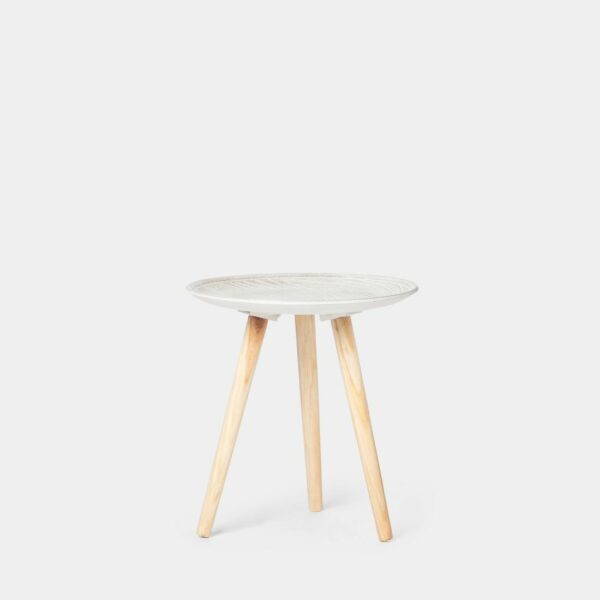 La mesa auxiliar en madera de pino Pomo aportará personalidad y calidez a cualquier estancia. Se trata de una mesa versátil que puedes utilizar tanto como mesa auxiliar o como mesita de noche en el dormitorio. Está disponible en varios acabados