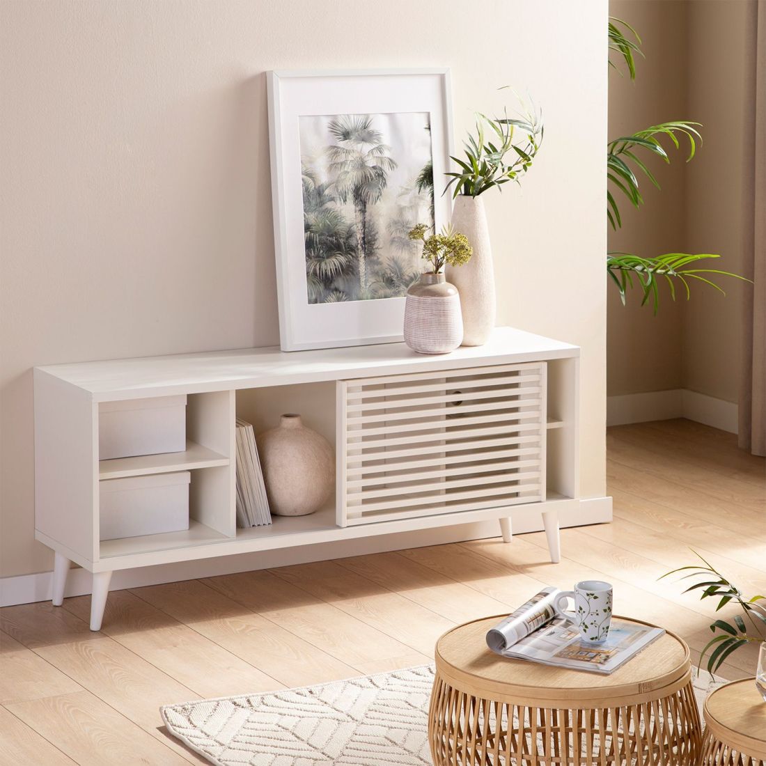 Mueble-TV-136-blanco-de-estilo-nordico-Palm-1 este tv de puertas correderas es muy práctico ya que dispone de suficiente espacio para que  tengas todo bien organizado.  Lo encuentras disponible en dos acabados y en dos medidas de manera que te será sencillo escoger el que más se ajuste a tus necesidades.  Si quieres dar un toque nórdico a tu salón este mueble es perfecto.