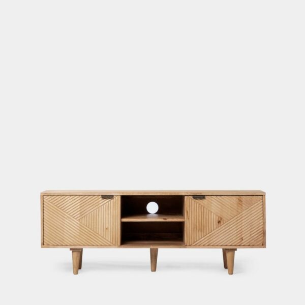 por lo que es única. Cuenta con dos puertas batientes y dos estantes en los que podrás guardar todos tus esenciales para el comedor. Combínalo con el aparador Arai y consigue el look completo.