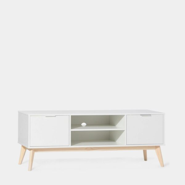 El mueble de TV lacado en blanco de estilo nórdico Troy le aportará luminosidad a tu salón. Se trata de un mueble sencillo y atemporal con una gran capacidad de almacenaje que te permitirá mantener en orden tu hogar.