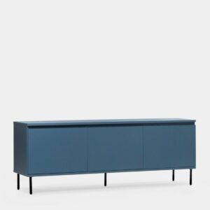 El mueble TV Esben es sinónimo de personalidad. Es una pieza de diseño propio creada por el equipo de Klast Home. Su color azul y sus patas en metal color negro le aportan un estilo industrial sofisticado que respira tendencia. Sus puertas batientes con tirador uñero integrado permiten abrir y cerrar facilmente y ocultar el contenido. Dispone de gran capacidad para poder almacenar tus accesorios multimedia o libros. Visita el resto de la colección y completa el look.